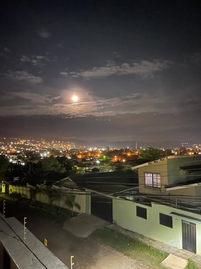 Luces de la ciudad y noches estrelladas City Lights and Starry Nights