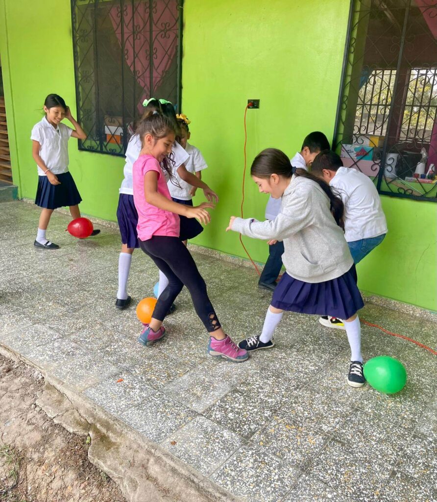 Patear la alegría Kicking Up Joy