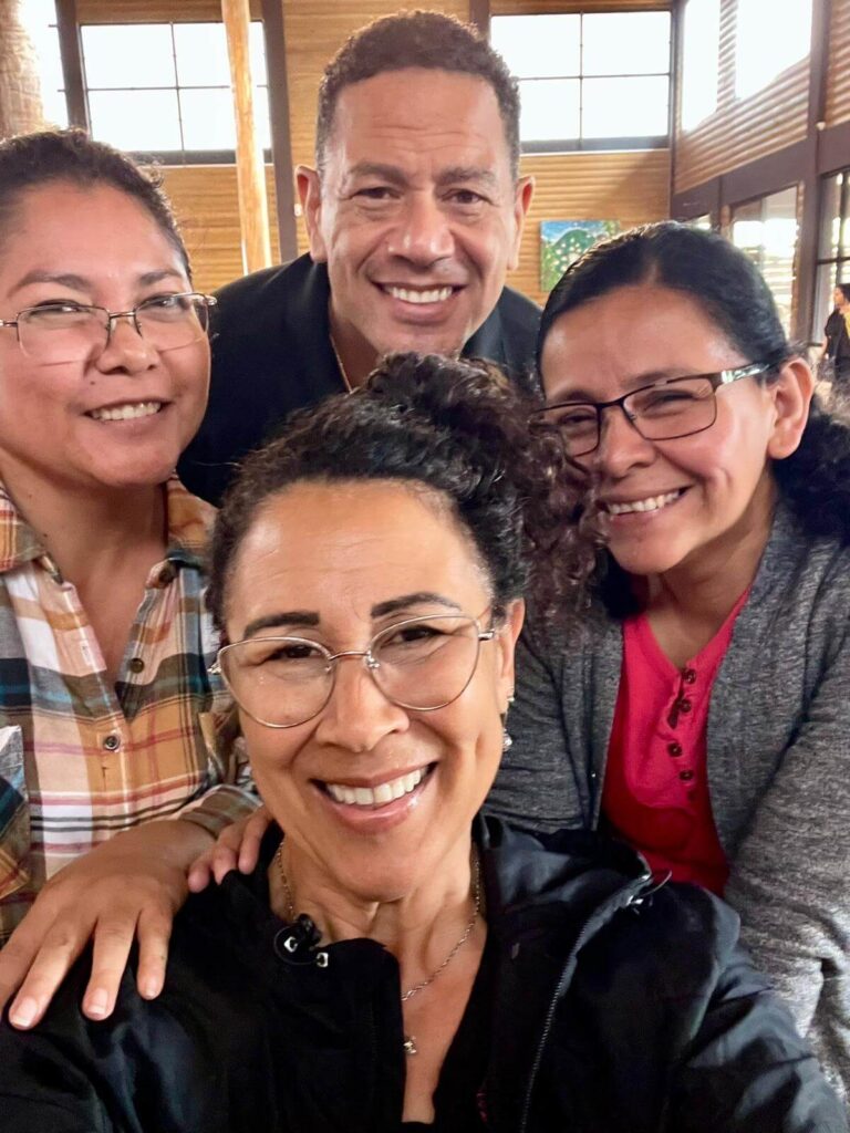 Quiénes somos Who We Are